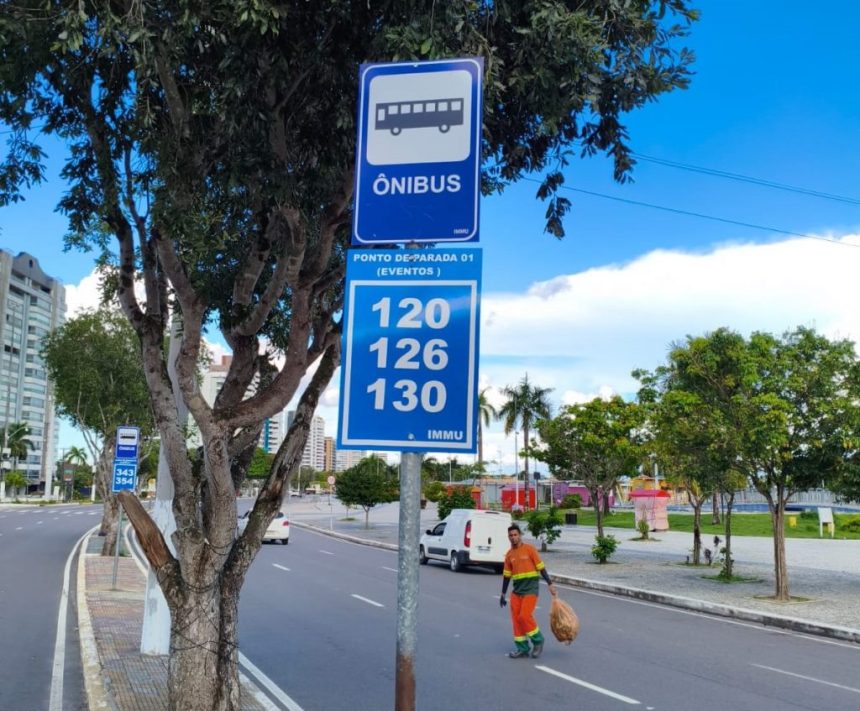 Prefeitura de Manaus reorganiza sinalização de linhas de ônibus em Ponta Negra para orientar passageiros durante faixa liberada e eventos
