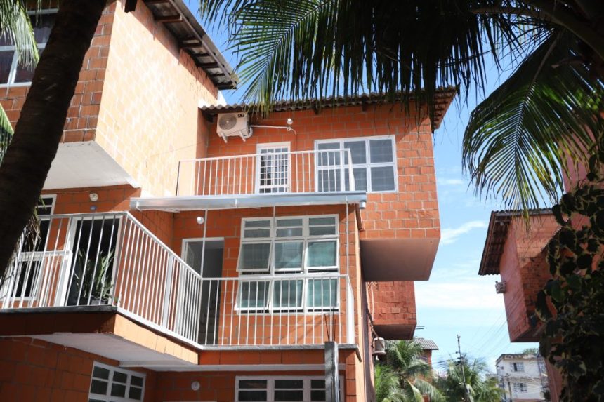 Moradora retorna ao apartamento reformado após incêndio no Parque Residencial Manaus