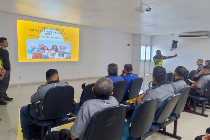 Prefeitura de Manaus realiza ação de educação no trânsito com motoristas da Vical na zona Leste
