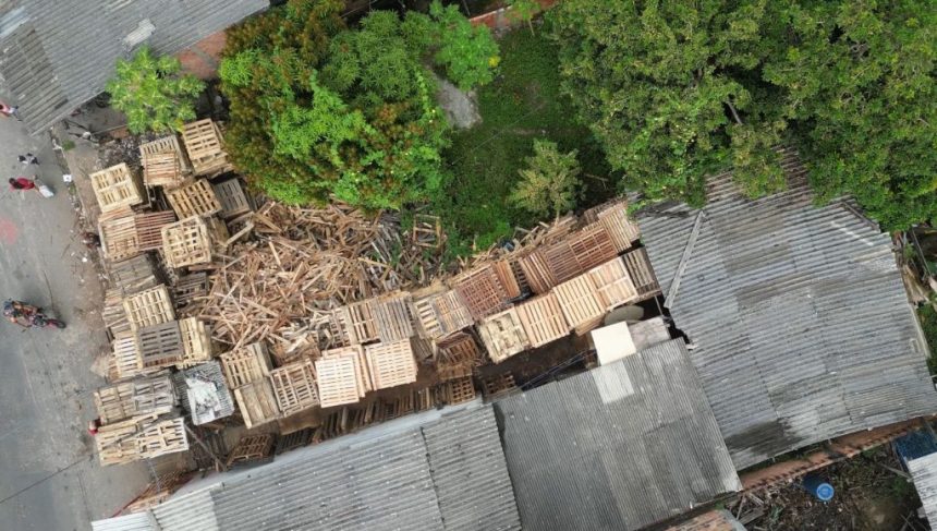 Prefeitura de Manaus fiscaliza e multa sucatarias por descarte irregular de resíduos na zona Leste
