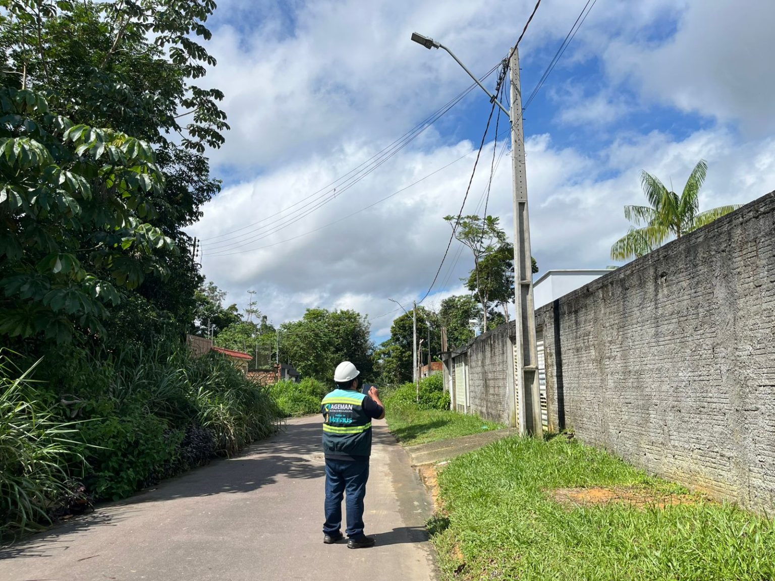 Prefeitura de Manaus amplia iluminacao publica com instalacao de novos pontos de LED em dois bairros da cidade