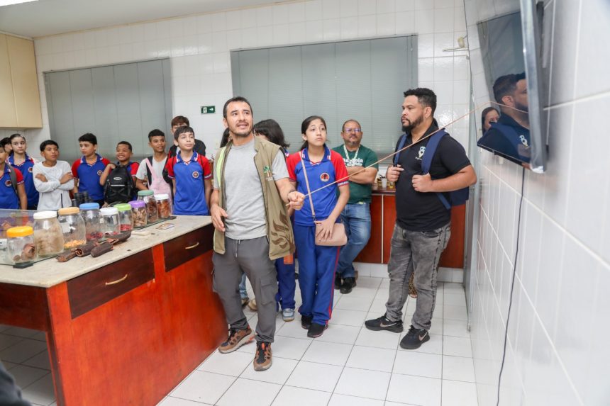 Alunos do 7º ano participam de aula de educação ambiental no Instituto Soka Amazônia em Manaus