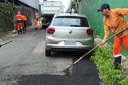 Prefeitura de Manaus realiza manutenção asfáltica na rua Moacir Baiama no bairro Parque 10 de Novembro