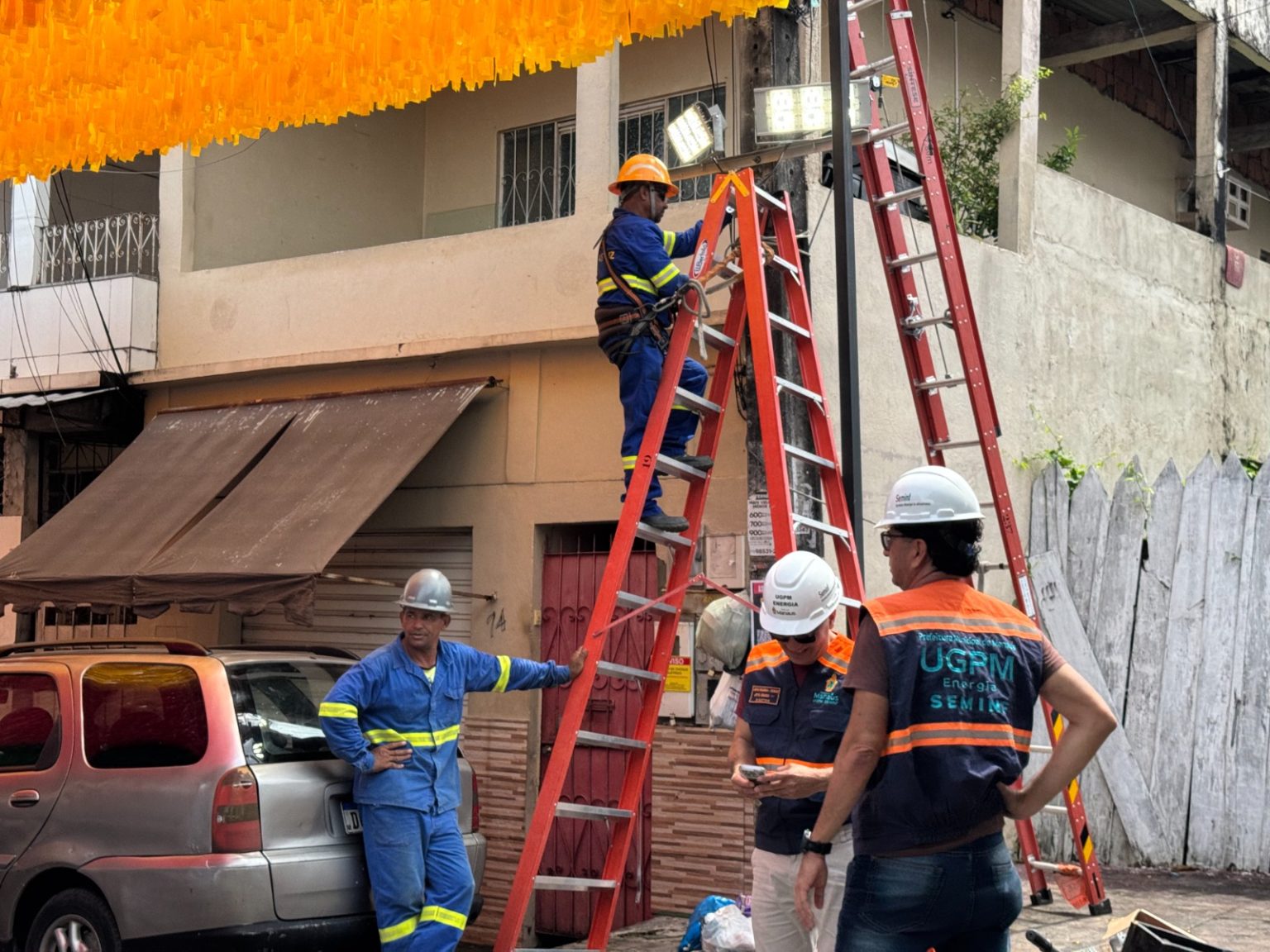 Prefeitura de Manaus reforça iluminação pública com instalação de 70 refletores de LED nas ruas da Copa e amplia cobertura em outras vias