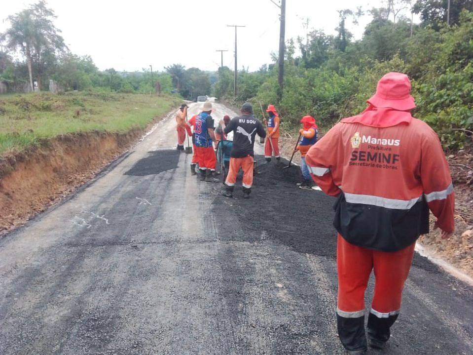 Prefeitura de Manaus realiza manutenção asfáltica no ramal Chico Mendes em Puraquequara para ampliar mobilidade urbana