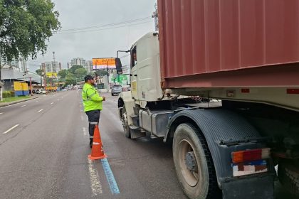 Fiscalização de veículos pesados em Manaus resultou em autuações na avenida Mário Ypiranga Monteiro durante operação do IMMU