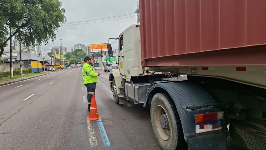 Fiscalização de veículos pesados em Manaus resultou em autuações na avenida Mário Ypiranga Monteiro durante operação do IMMU