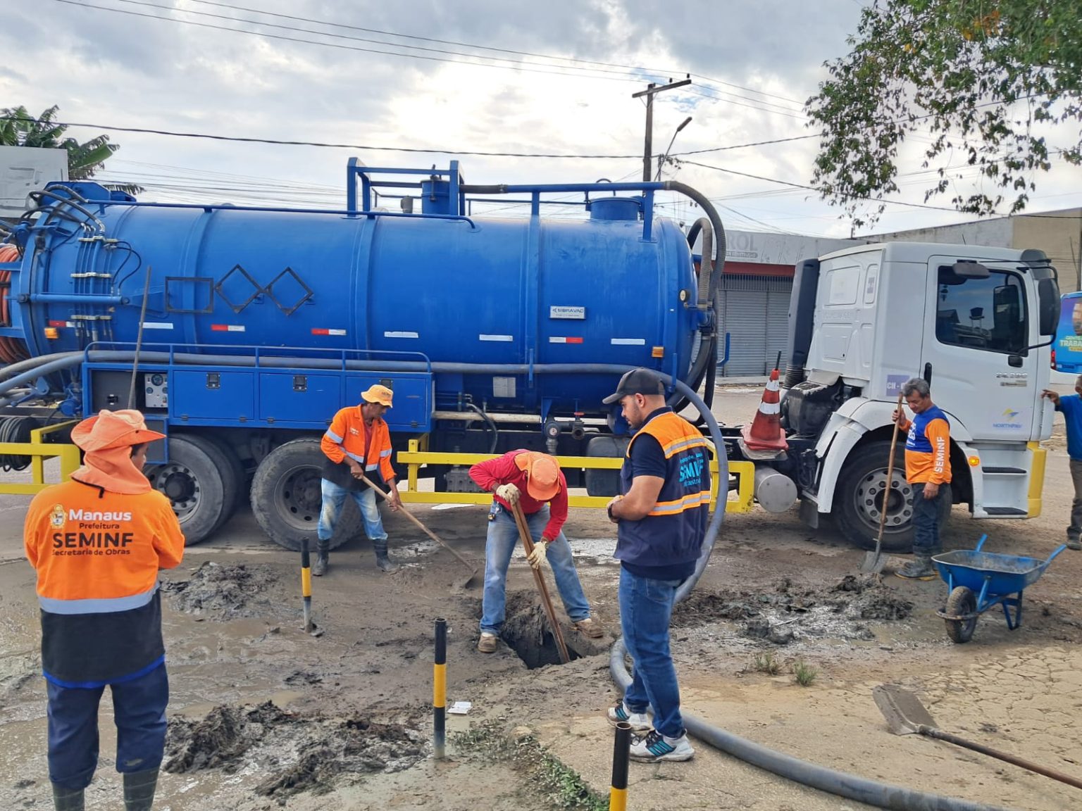 Manaus realiza limpeza de caixas coletoras em Parque São Pedro para prevenir alagamentos e entupimentos