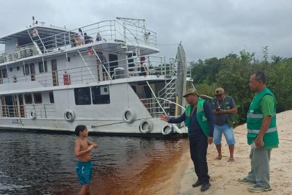 Semmas realiza ação de educação ambiental e monitoramento na praia do Tupé na RDS do Tupé
