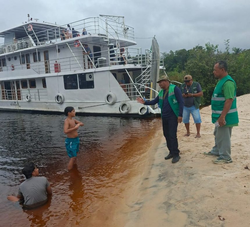 Semmas realiza ação de educação ambiental e monitoramento na praia do Tupé na RDS do Tupé