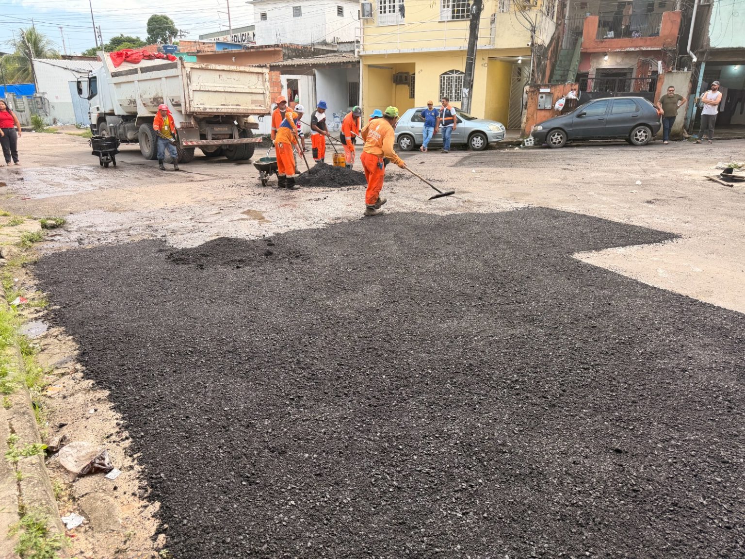 Prefeitura de Manaus realiza recuperação asfáltica no beco Dalmir Câmara em 25/5