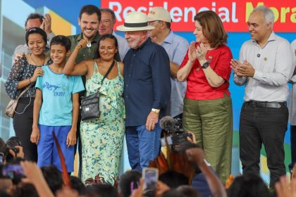Prefeito e presidente entregam chaves de 576 unidades do residencial Morar Melhor em Manaus com investimento federal