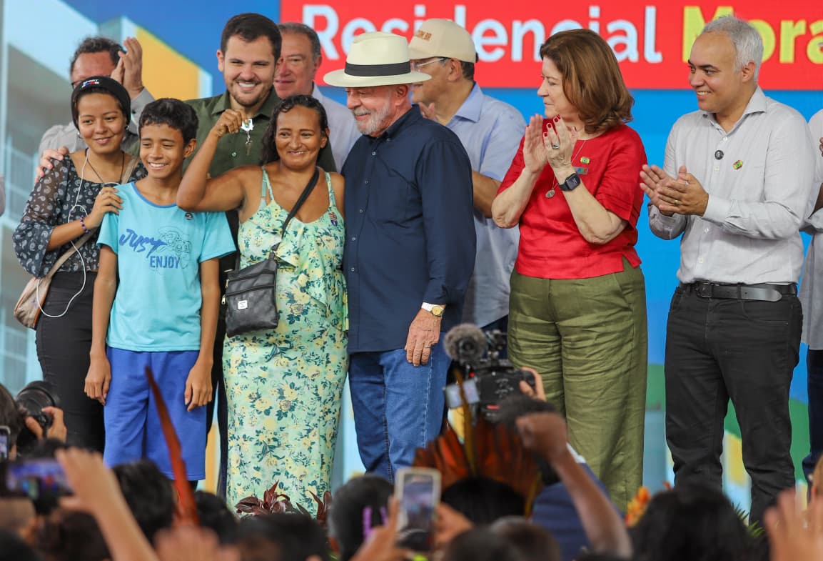 Prefeito e presidente entregam chaves de 576 unidades do residencial Morar Melhor em Manaus com investimento federal