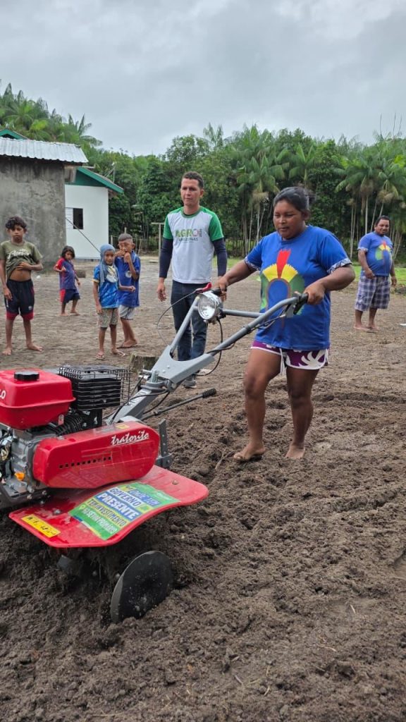 Idam capacita 30 agricultores indígenas em mecanização e uso de tratorito para plantio de hortaliças em Japurá