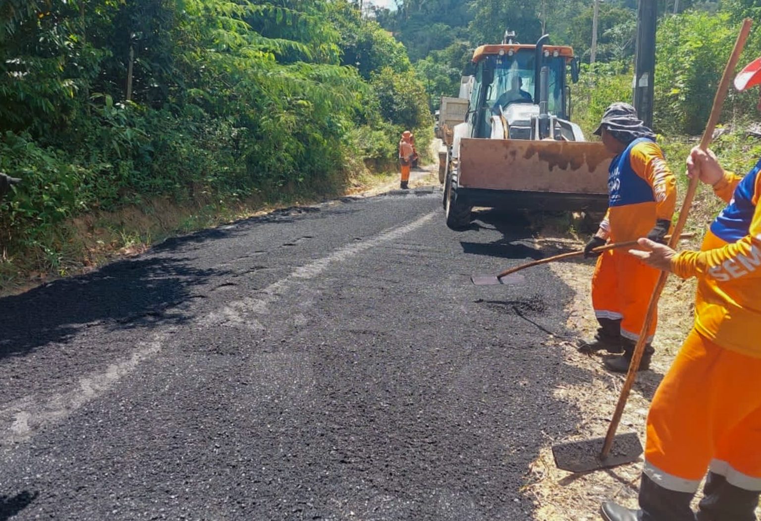 Prefeitura de Manaus intensifica pavimentação na zona rural e melhora acesso no ramal Castanheiras quilômetro 17 da BR-174