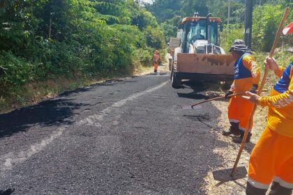 Prefeitura de Manaus intensifica pavimentação na zona rural e melhora acesso no ramal Castanheiras quilômetro 17 da BR-174
