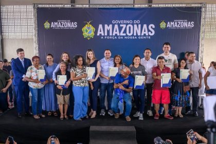 Governo do Amazonas entrega mais de 400 títulos definitivos e avança na regularização fundiária em Manaus