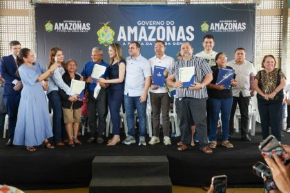 Governo do Amazonas entrega 400 títulos definitivos registrados em cartório a moradores do Monte das Oliveiras