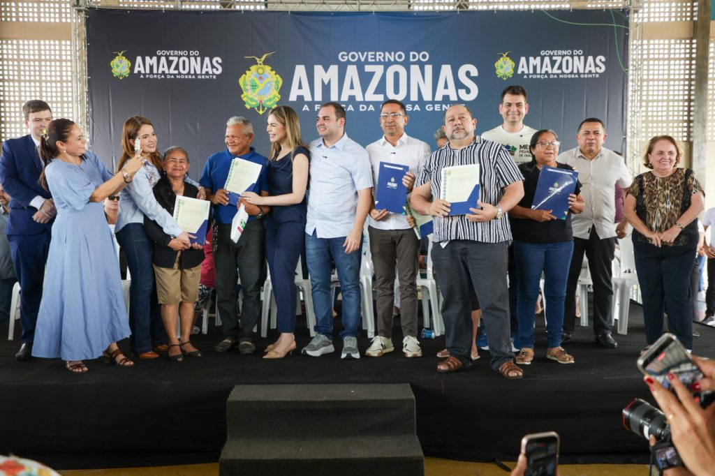 Governo do Amazonas entrega 400 títulos definitivos registrados em cartório a moradores do Monte das Oliveiras