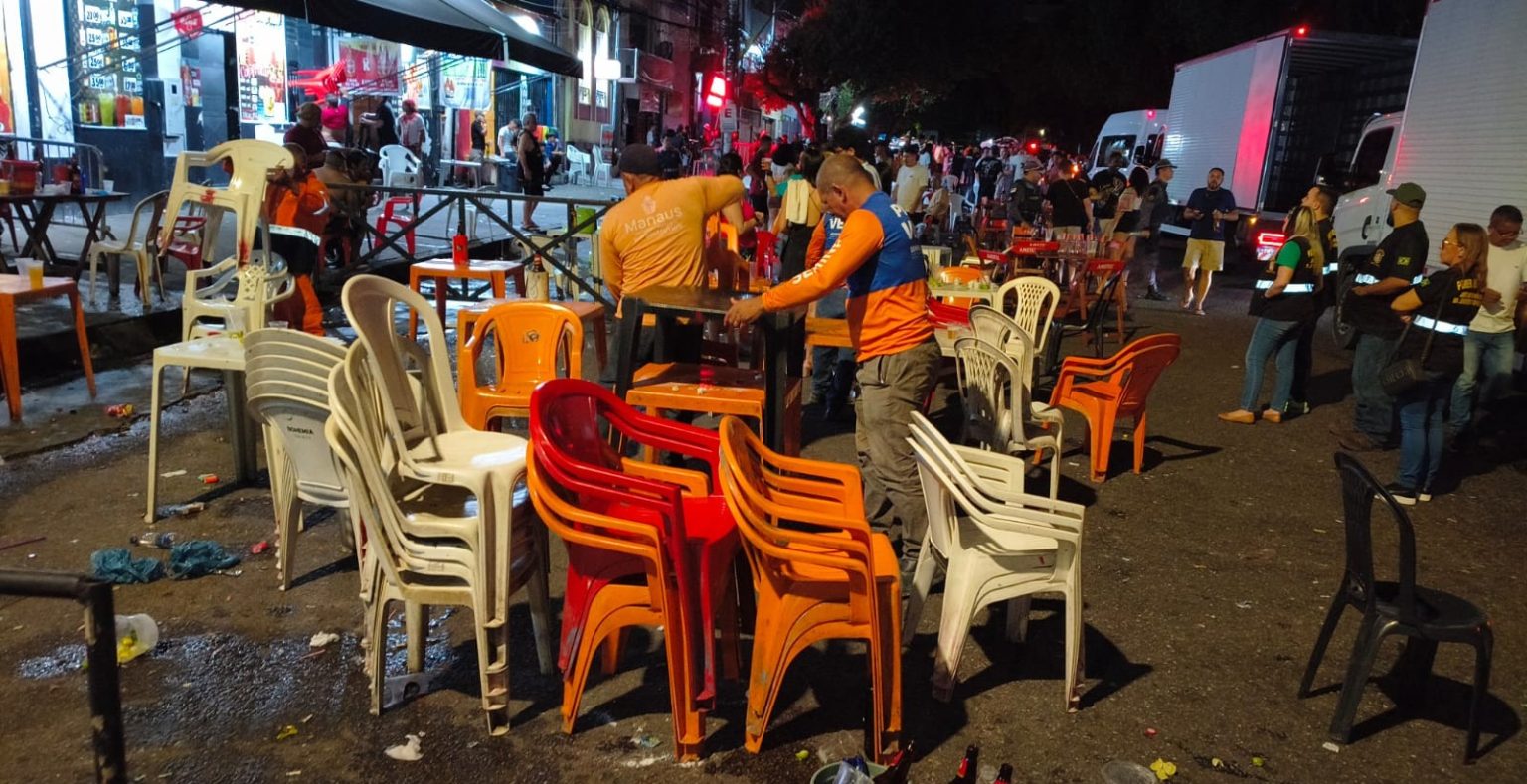 Prefeitura de Manaus realiza fiscalização praça da Saudade e rua Simão Bolívar e apreende 15 materiais por ocupação irregular