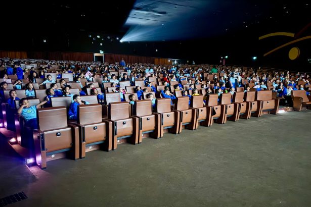 Estudantes da rede pública do DF aprendem se divertindo no cinema