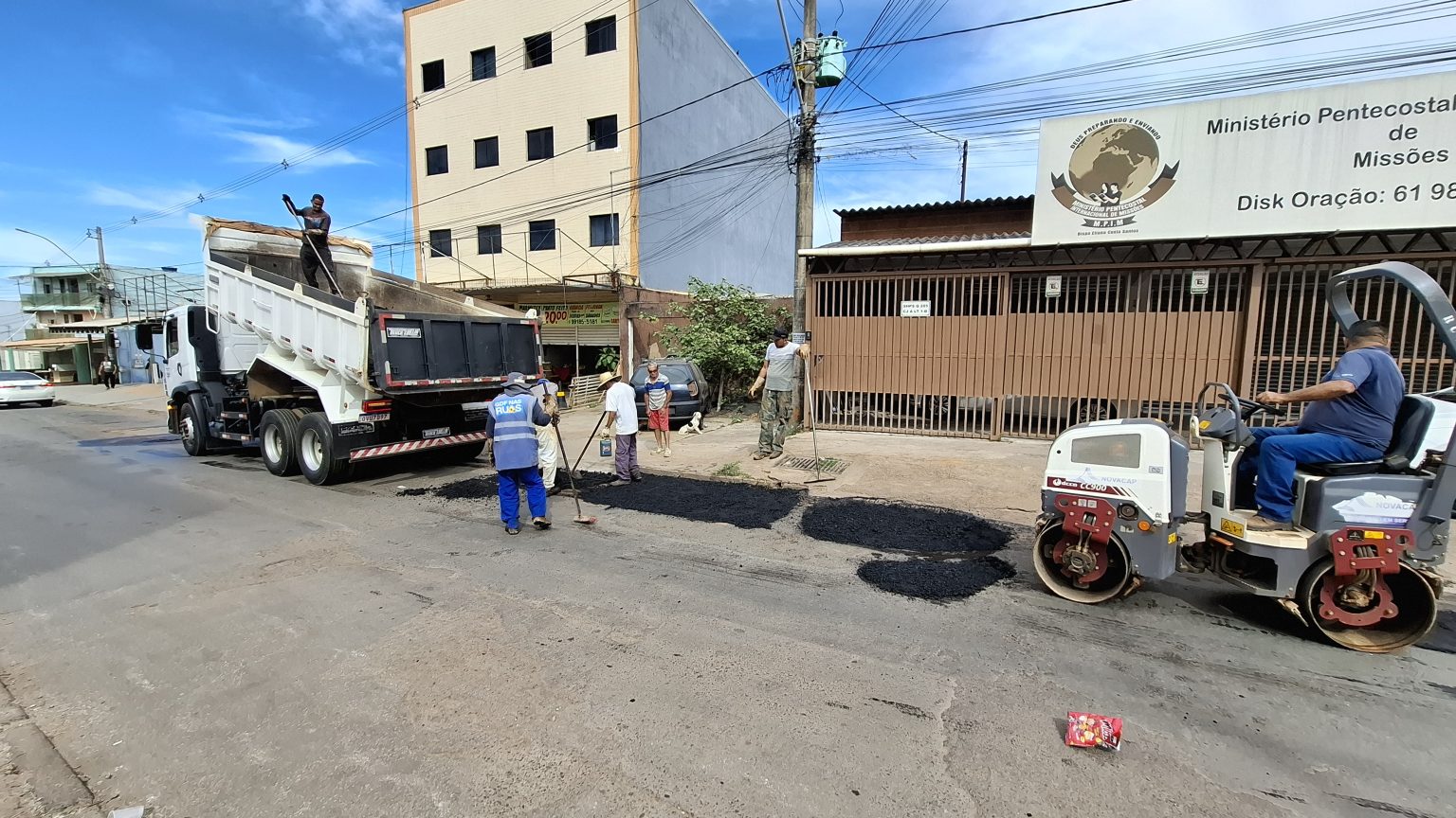 Sol Nascente recebe operação de tapa-buracos e inicia pavimentação em chácaras do Residencial Gênesis
