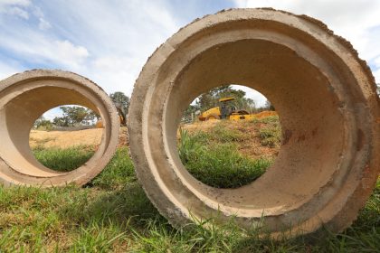 Obras de rede de esgoto no Setor Estância Planaltina avançam com 7,7 km e 601 residências atendidas