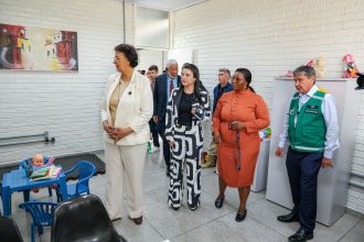 Presidente do Suriname visita centro de assistência social no DF e conhece políticas públicas locais