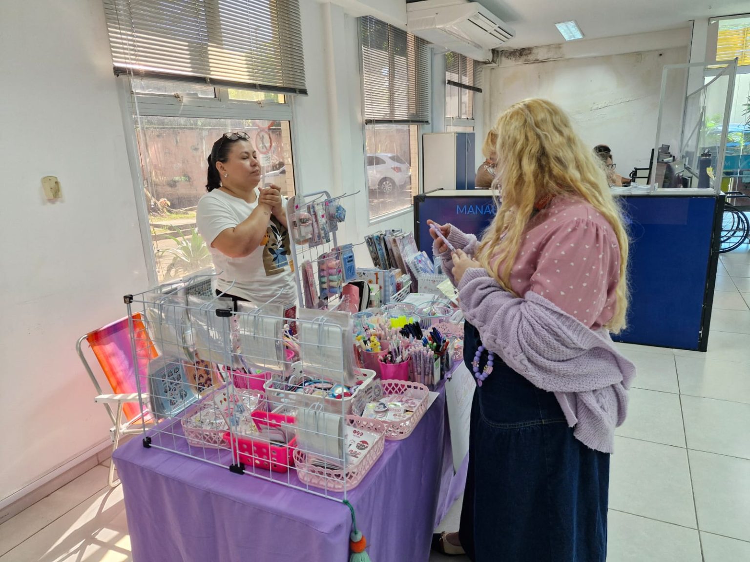 Prefeitura de Manaus promove Feirinha da Economia Solidária e Criativa para apoiar pequenos empreendedores na sede da Manausprev