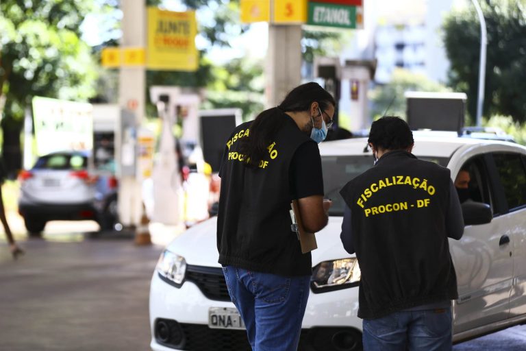 Plenário da Câmara discute projeto que cria crime por aumento abusivo de combustíveis e analisa mudanças no ECA