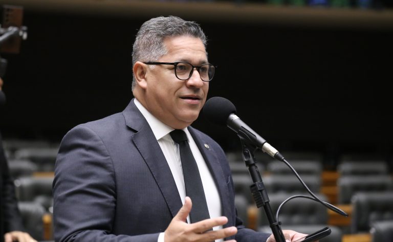 Comissão da Câmara aprova tradução da Constituição e leis para línguas indígenas em todo o país
