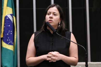 Comissão da Câmara aprova projeto que classifica omissão no pagamento do piso dos professores como improbidade administrativa