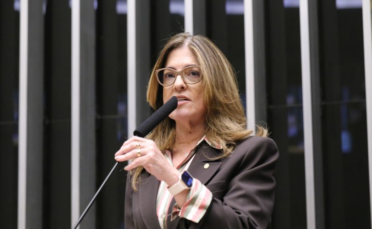 Comissão aprova proposta que permite divórcio em cartório para vítimas de violência doméstica