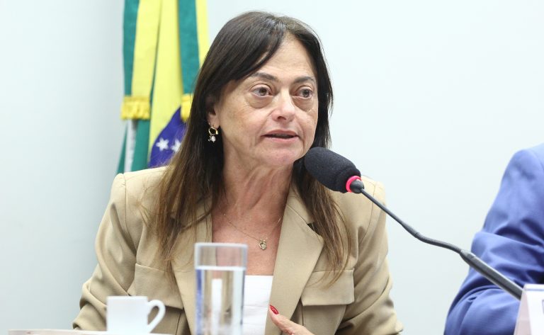 Câmara aprova projeto que permite uso do nome religioso em documentos oficiais e atendimentos federais