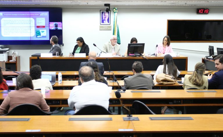 Especialistas pedem revisão das regras para preços de medicamentos no Brasil após audiência na Câmara