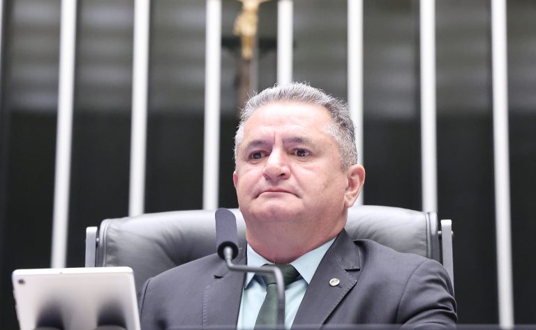 Câmara dos Deputados aprova regime de urgência para projetos sobre tornozeleira eletrônica e distribuição de merenda escolar