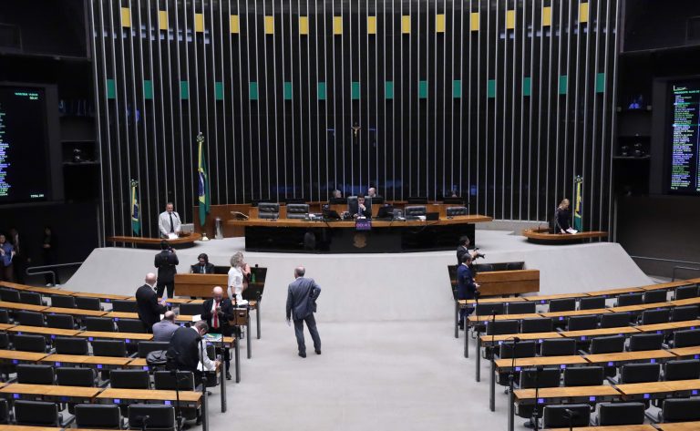 Câmara aprova minirreforma eleitoral que altera aprovação de contas, refis e regras de vacância para partidos