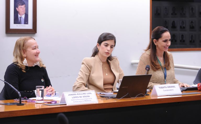 Câmara discute criminalização da misoginia e medidas de regulação e educação para conter a violência online