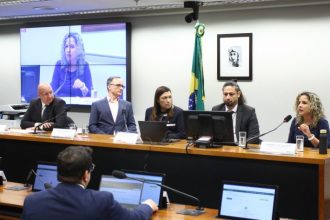 Debate na Câmara aponta dilemas da aplicação da resolução do tse sobre inteligência artificial e desinformação nas eleições