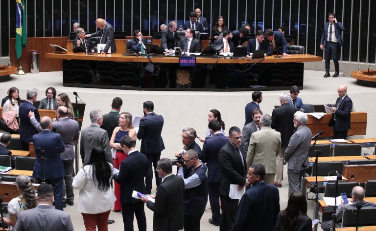 Câmara aprova compra de produtos para estoques públicos por até 25% acima do preço mínimo e envia projeto ao Senado