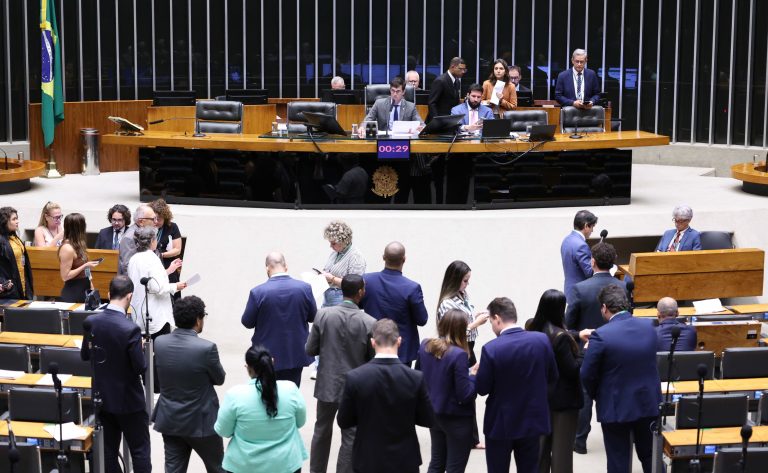 Câmara aprova projeto que amplia transparência sobre despesas de custeio como diárias e passagens e envia ao Senado