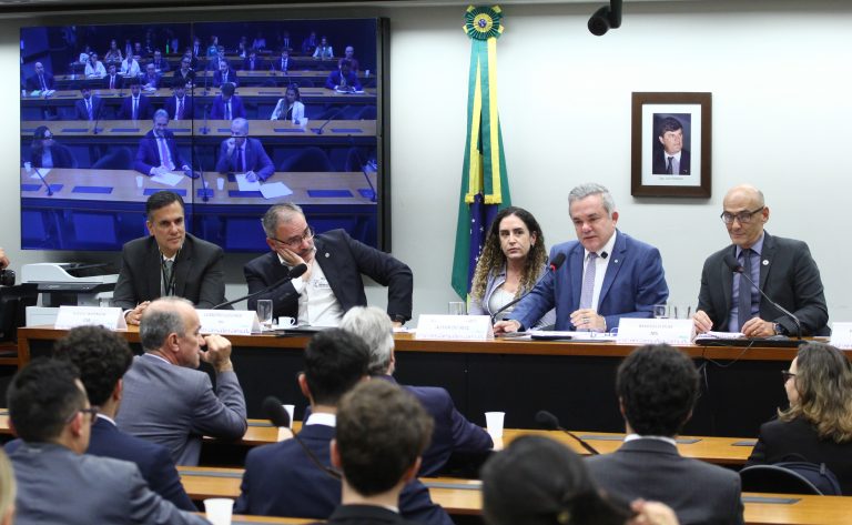 Crescimento de busca por saúde mental ligado às apostas online é apresentado em audiência no Congresso