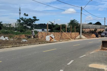 Prefeitura de Manaus interdita obra irregular no bairro Planalto durante ação preventiva em 27/5