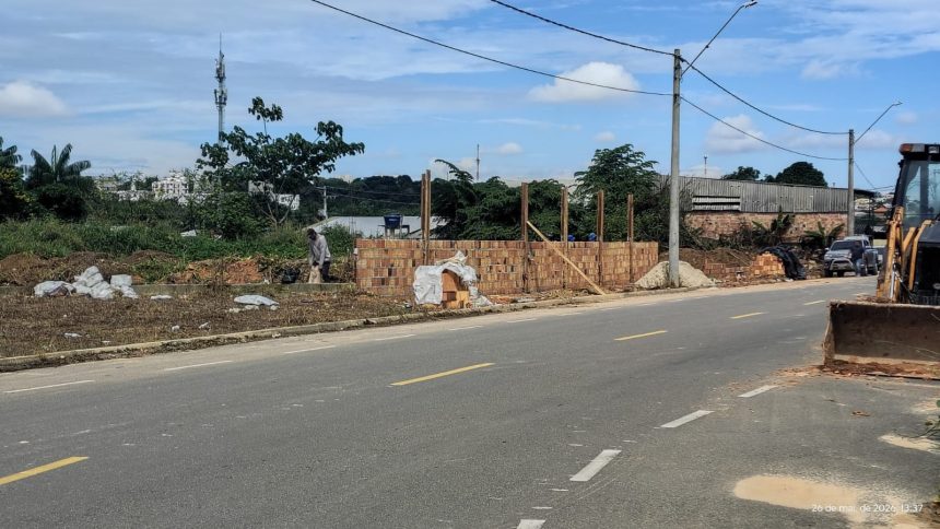 Prefeitura de Manaus interdita obra irregular no bairro Planalto durante ação preventiva em 27/5