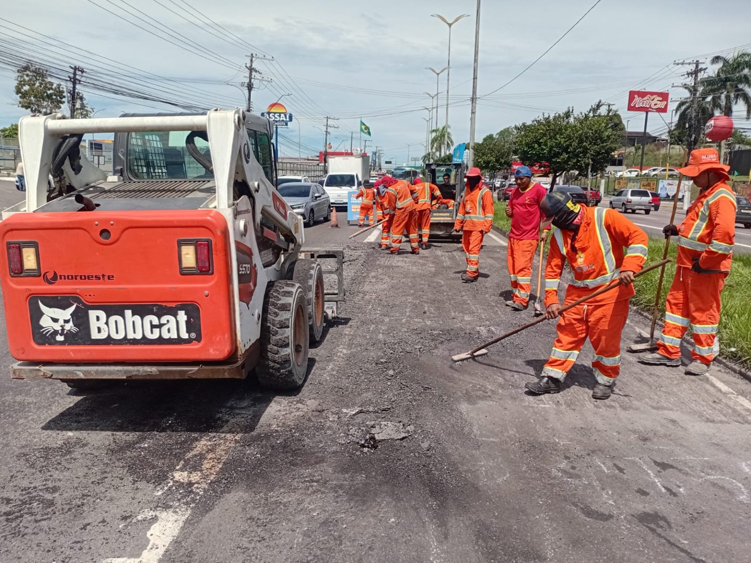 Prefeitura de Manaus realiza fresagem em vias do bairro Flores para preparar nova camada asfáltica