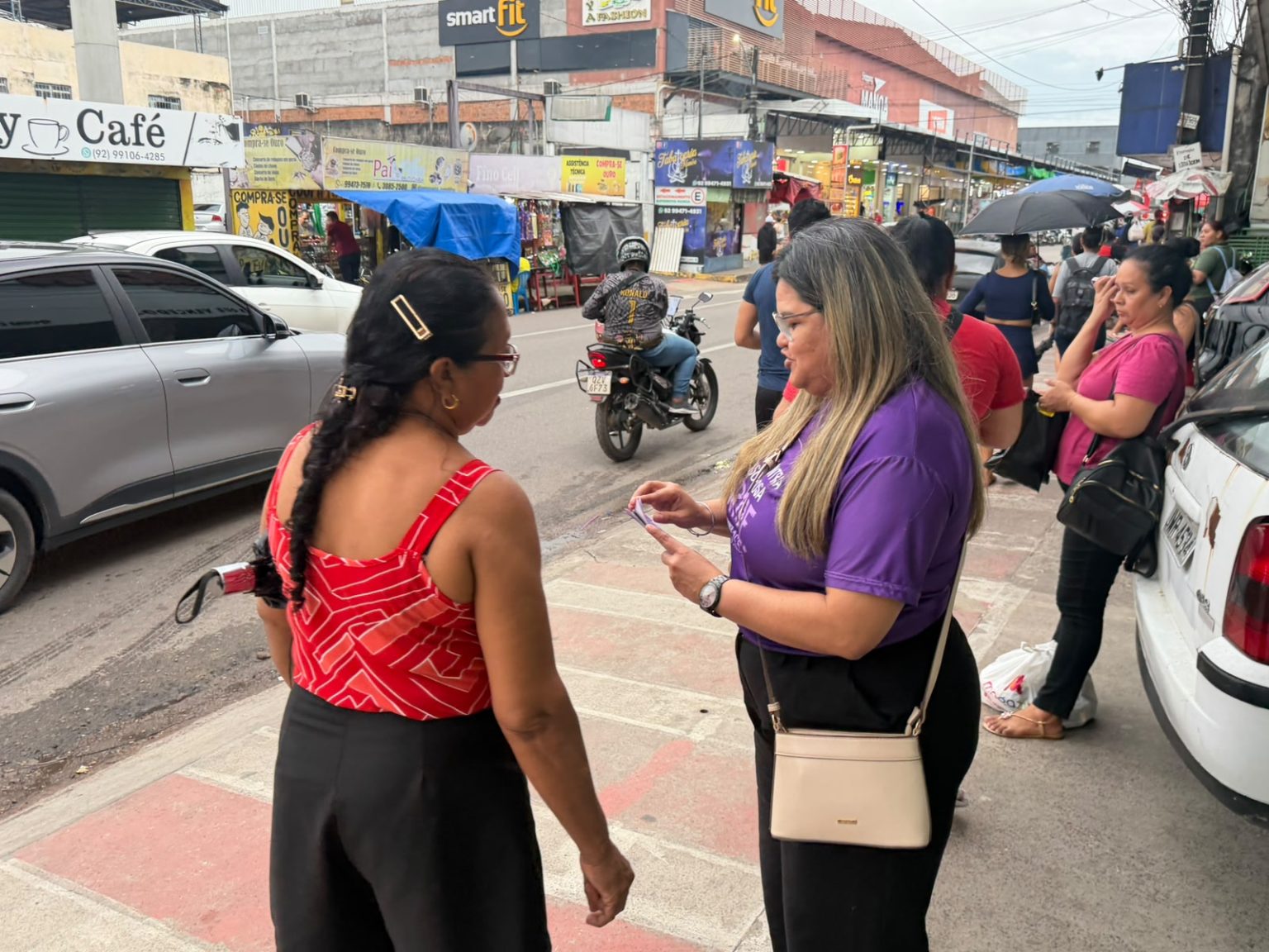 Prefeitura de Manaus realiza blitz educativa sobre violência contra a pessoa idosa no Centro Comercial Manoa