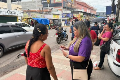 Prefeitura de Manaus realiza blitz educativa sobre violência contra a pessoa idosa no Centro Comercial Manoa