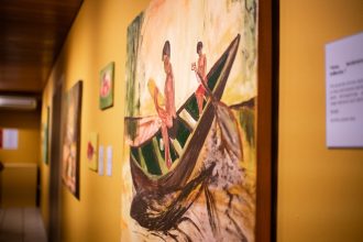 Exposição Infância Tukano de Yúpury estreia na Galeria do Largo com dez pinturas sobre memórias e ancestralidade indígena