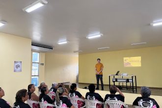 Prefeitura de Manaus promove palestra sobre segurança digital para pessoas idosas no bairro Armando Mendes