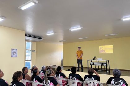 Prefeitura de Manaus promove palestra sobre segurança digital para pessoas idosas no bairro Armando Mendes